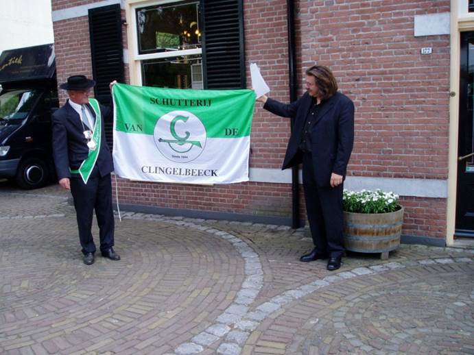 Sponser vlaggen Hans Voorhuis (rechts)
